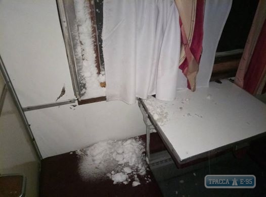 Пассажиры поезда Одесса – Ужгород обнаружили в вагоне сугробы снега (фото)