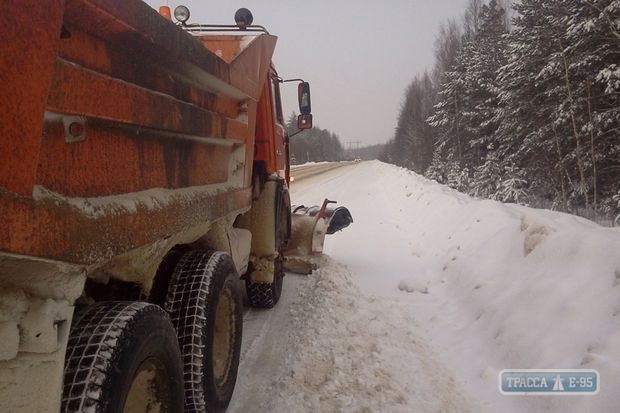 Спасатели постепенно открывают для движения транспорта дороги Одесской области