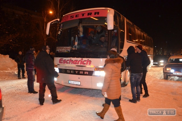 Колонна машин и автобусов после двух суток, проведенных на трассе Одесса-Рени, прибыла в Измаил