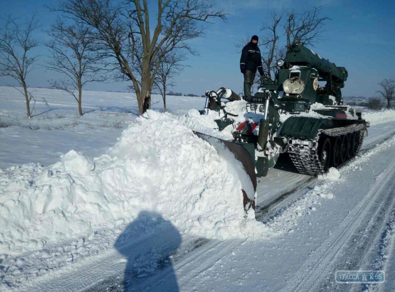 Движение транспорта на дорогах Одесской области возобновляется после снегопада