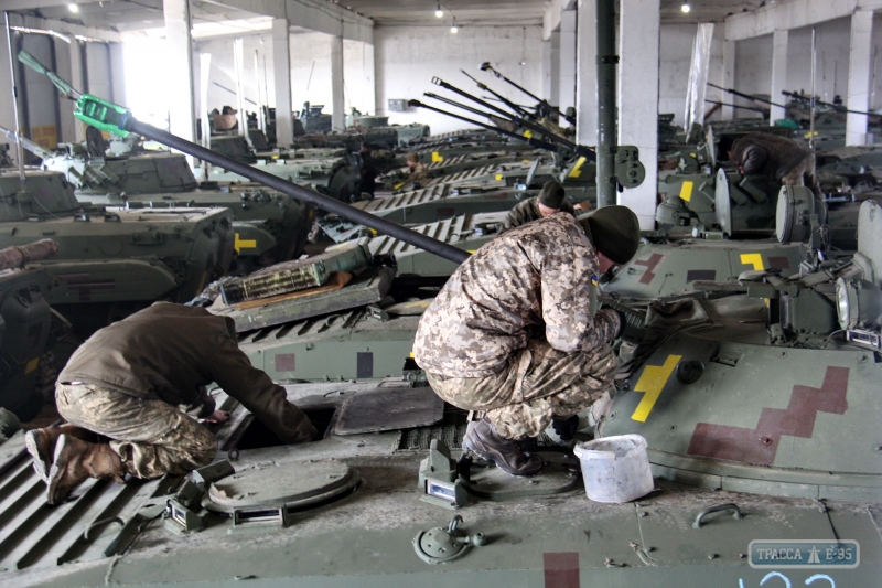 Военнослужащие одесской мехбригады восстанавливают боевую технику, поврежденную в зоне АТО