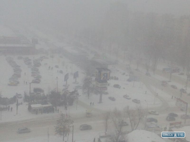 Одессу вновь заметает снегом (фото)