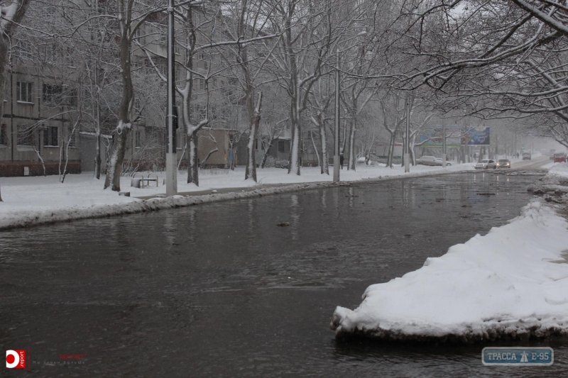 На Черемушках из-за аварии водопровода образовалась река, в которой плывут автомобили