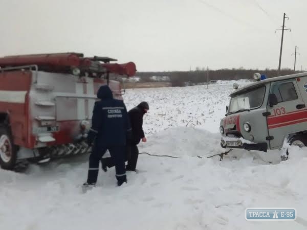 Cпасатели на севере области освободили из снежного плена скорую помощь, трактор и легковушки