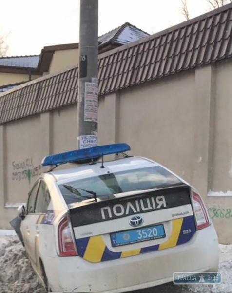 Полицейский автомобиль врезался в бетонный столб на Фонтане в Одессе