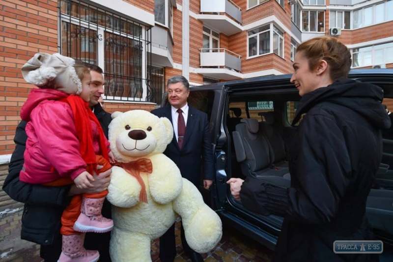Президент навестил семью одесских пятерняшек и подарил автомобиль