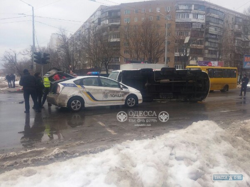 На Таирова в Одессе перевернулся автомобиль скорой помощи (фото)