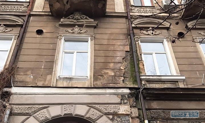 Часть фасада жилого дома обрушилась в центре Одессы