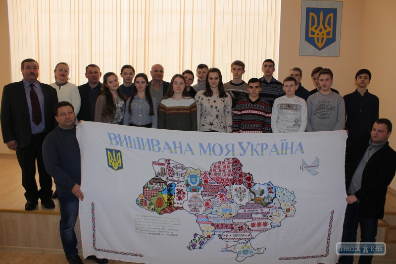 В Ананьеве показали огромную карту Украины, которую вышивали по всей стране