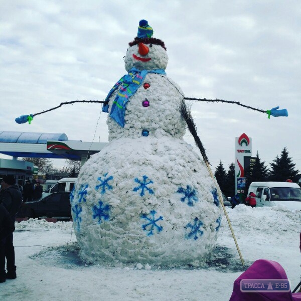 Жители Подольска слепили самого большого снеговика в Украине (фото)