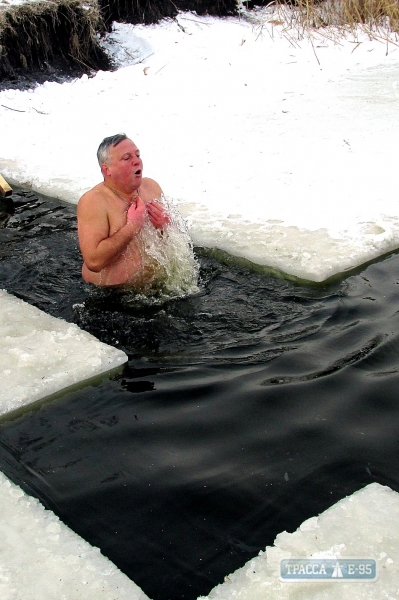 Жители Одесской области на Крещение массово купались в ледяной воде (фото)