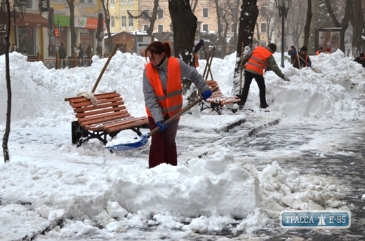 Движение в центре Одессы затруднено из-за вывоза снега