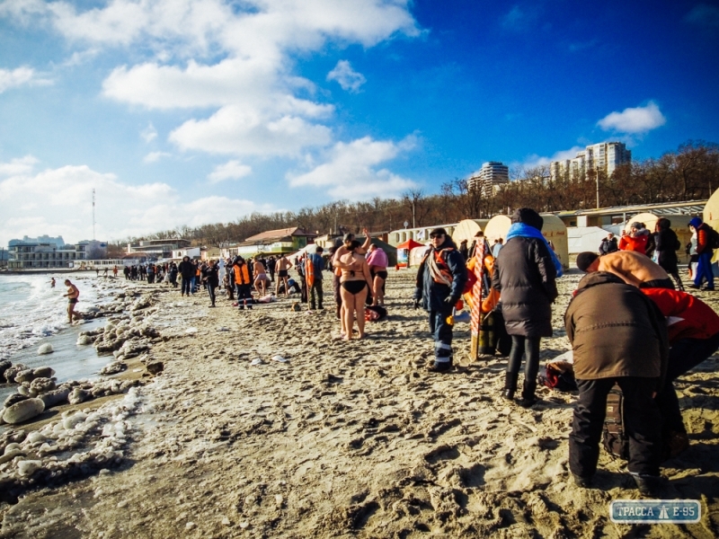 Около 29 тысяч человек искупались в ледяной воде на Крещение в Одессе