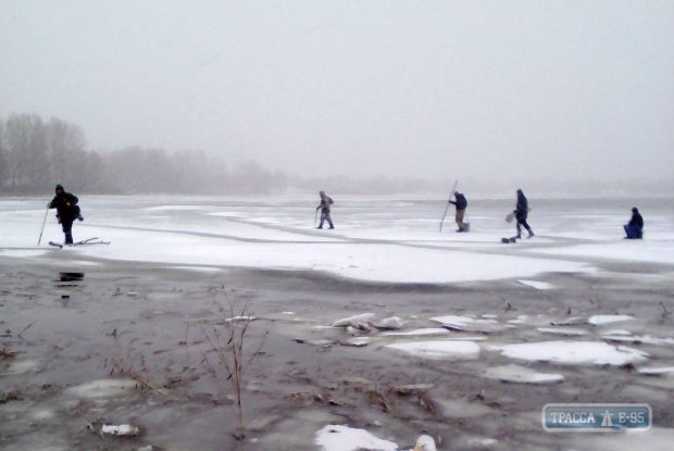 Спасатели ищут в Одесской области пропавших подо льдом двух человек, из которых один ребенок