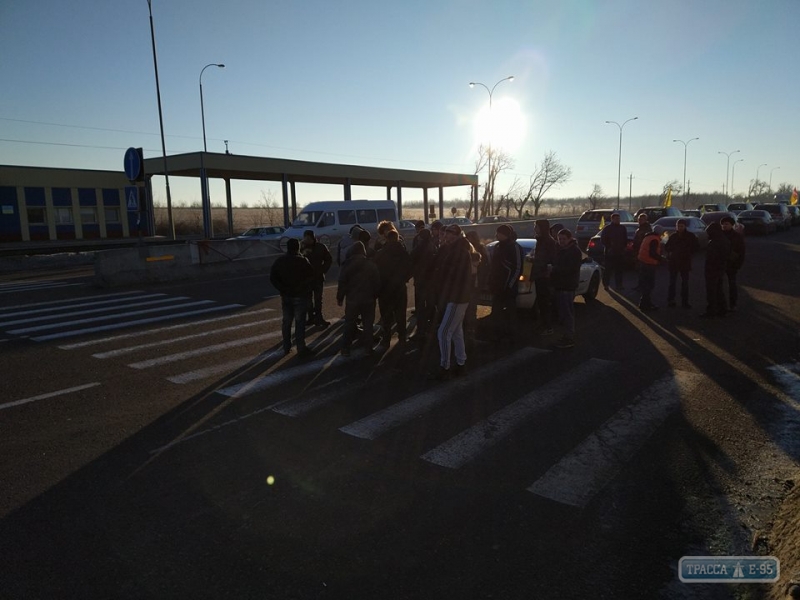 Активисты перекрыли трассу Одесса - Киев (фото) 