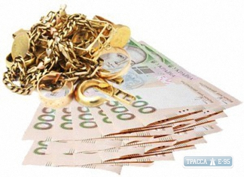 Сотрудница одесского ломбарда присвоила ювелирные изделия и крупную сумму денег