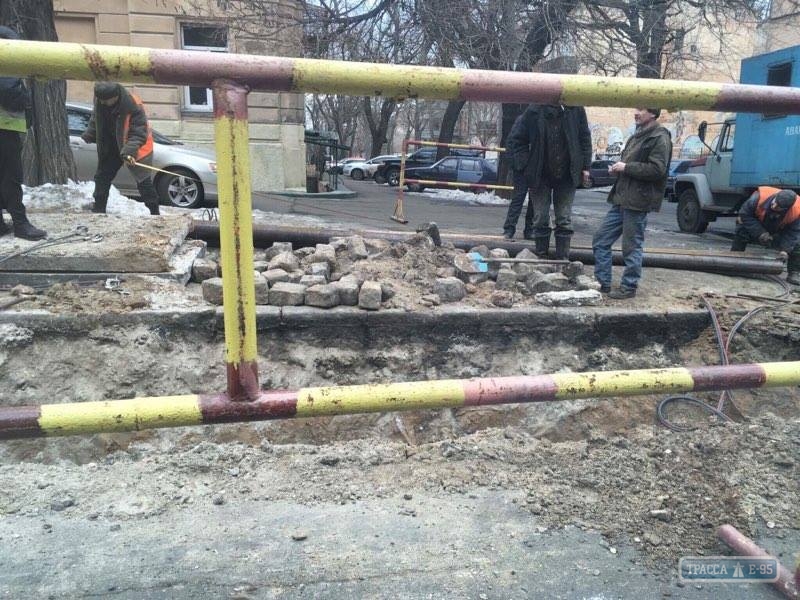 В центре Одессы прорвало теплотрассу. Вода залила улицу (фото)