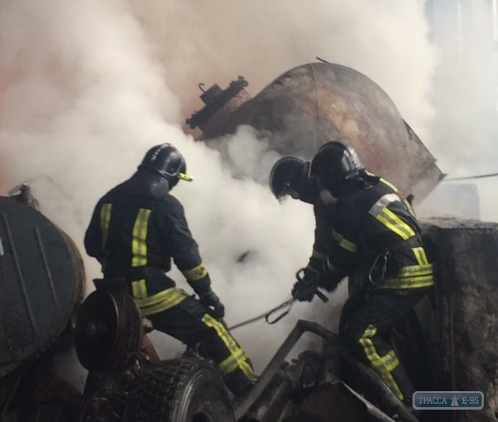 Спасатели потушили склад с горящими шинами на окраине Одессы (фото)