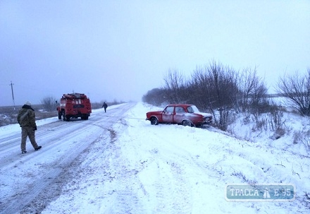 Спасатели вытащили из снежного заноса в Одесской области автомобиль