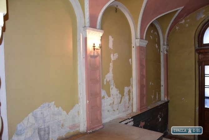 Облсовет просит внести обнаруженные в одесском памятнике архитектуры фрески в охранный договор