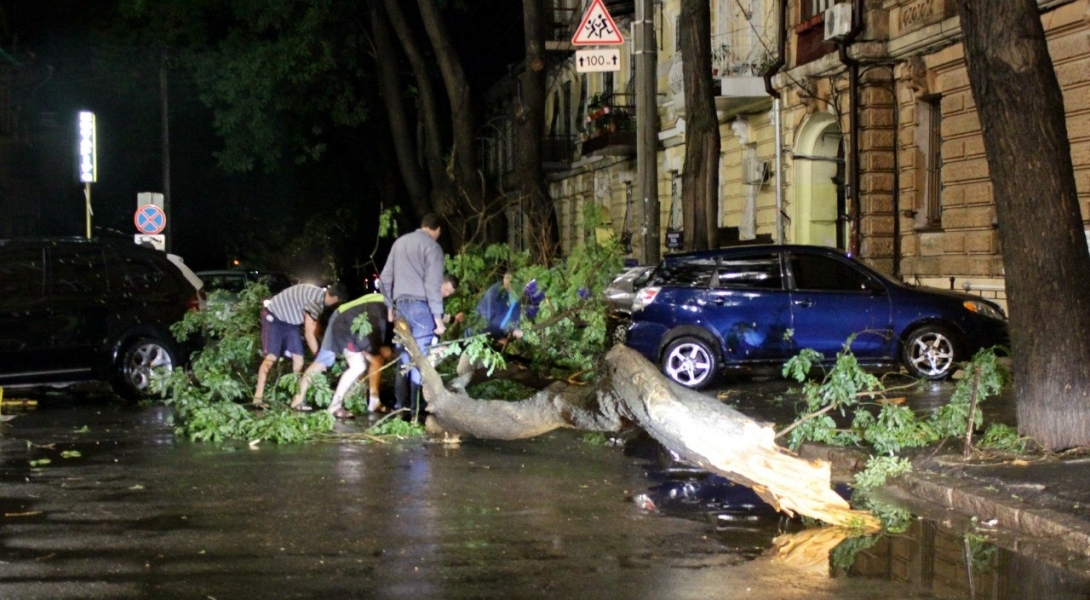 Последствия сильнейшего урагана в Одессе (фоторепортаж)