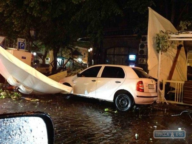Один человек погиб и двое пострадали во время урагана в пятницу в Одессе