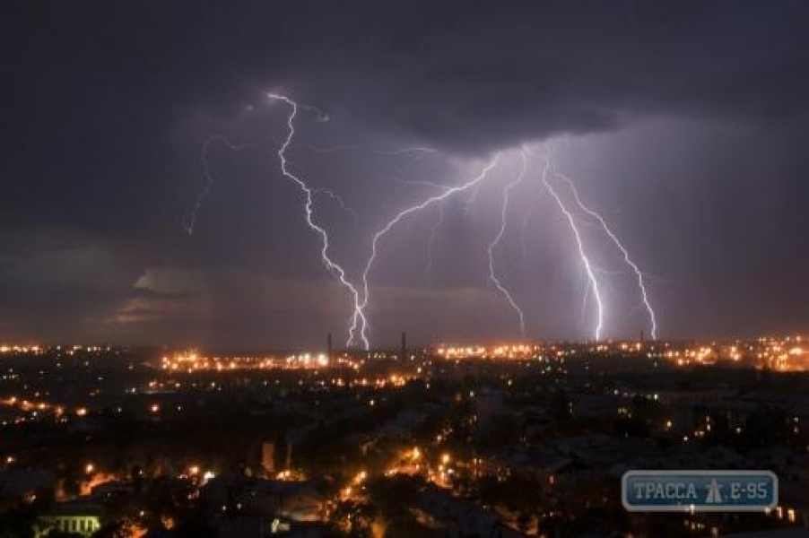 Гидрометцентр объявил штормовое предупреждение в Одессе и области