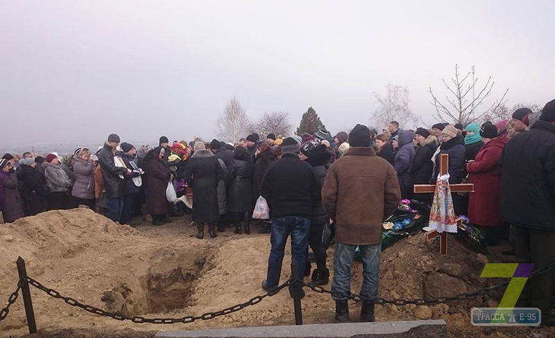 Две сотни человек пришли на похороны овидиопольского убийцы (фото)