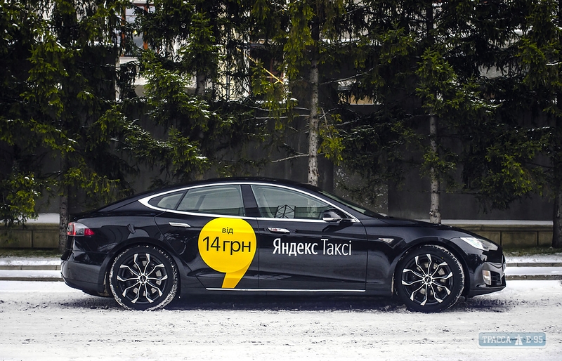 Люксовый электрокар-такси Tesla ездит по Одессе (фото)