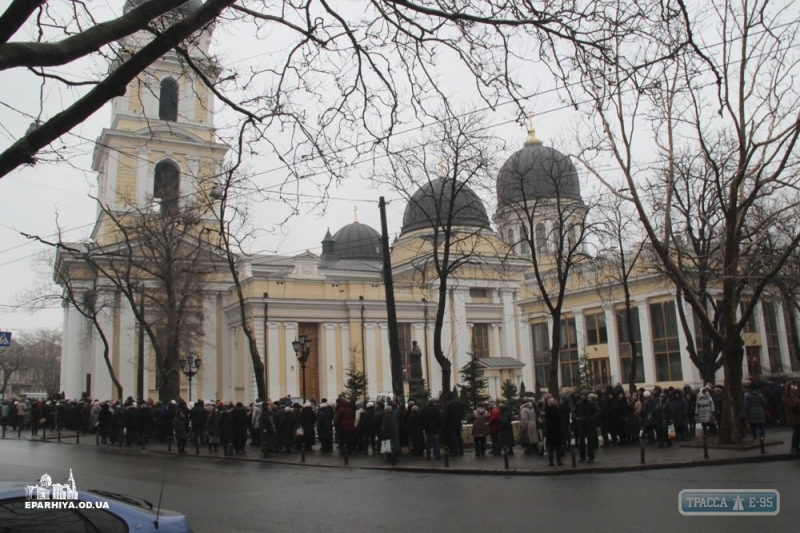 В Одессе второй день гигантские очереди к мощам святого (фото)