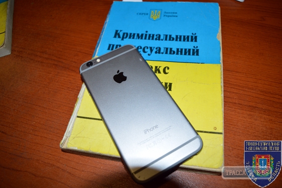 Подростки в Одессе вызвали такси через онлайн-приложение и лишились дорогих телефонов