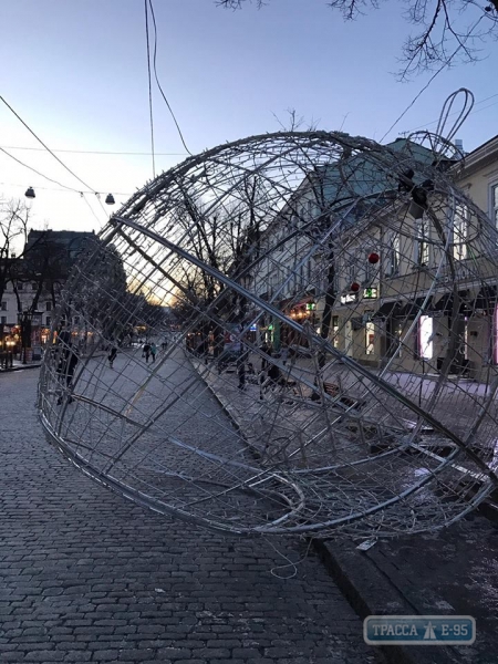 Неизвестные снова повредили светящийся шар на Дерибасовской в Одессе (фото)