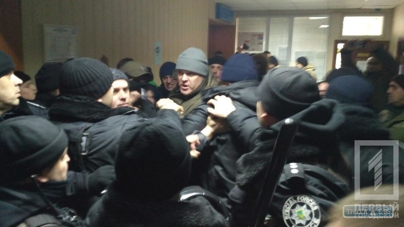 Во время заседания по делу 2 мая активисты подрались с полицейскими (фото, видео)