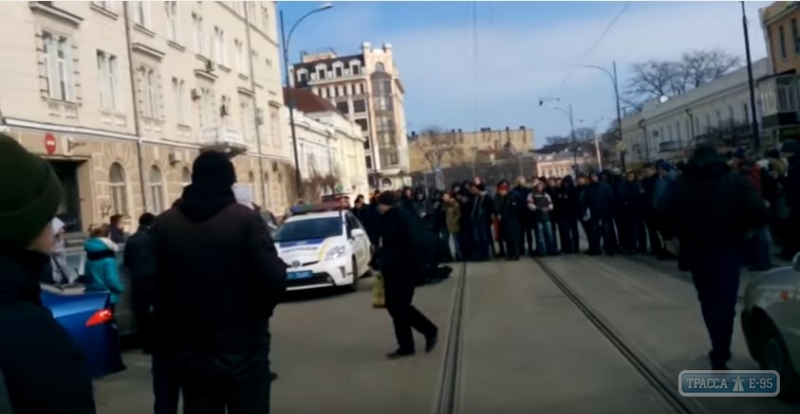 Патрульные задержали неадекватную девушку в центре Одессы (видео)