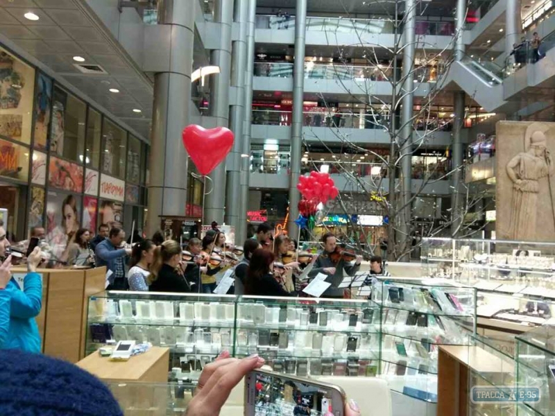Одесские музыканты в День влюбленных устроили концерт в торговом центре