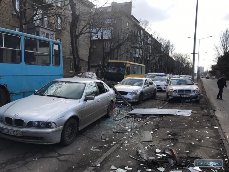 Mercedes снес рекламный щит на проспекте Гагарина в Одессе (фото)