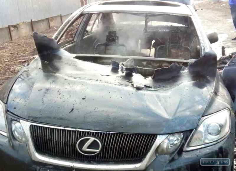 В сгоревшем автомобиле Lexus в Одессе обнаружили труп (обновлено, фото)