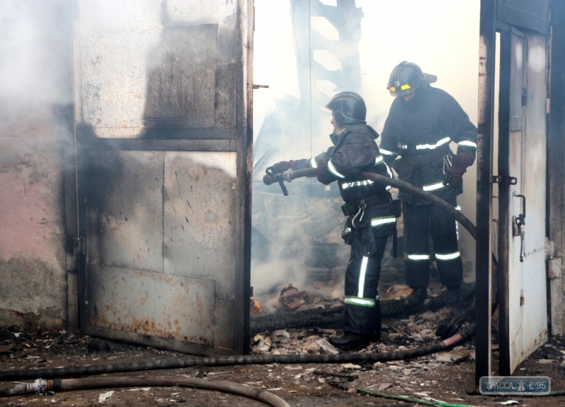 Масштабный пожар произошел на складе возле Одесского аэропорта (фото)