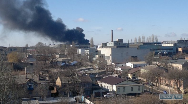 В Одессе горел заброшенный завод. Дым от пожара заполонил часть города (фото)