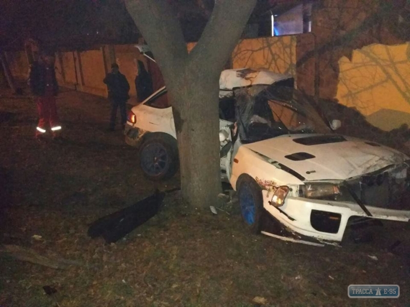 Автомобиль врезался в дерево в Одессе: водитель погиб, пассажиры в больнице (фото)