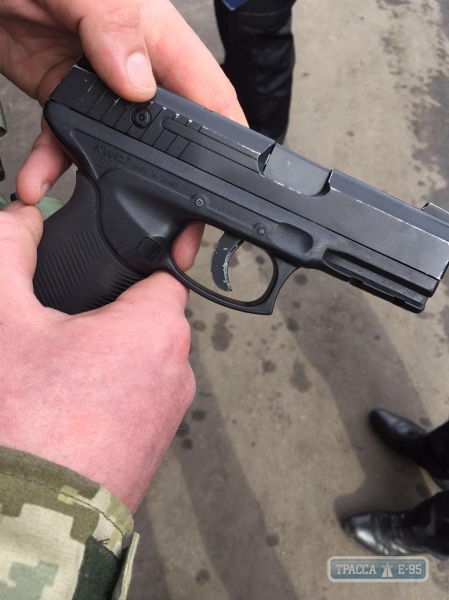 Пограничники задержали в Одесском порту мужчину с боевым пистолетом
