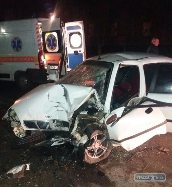 Автомобиль врезался в столб на Пересыпи в Одессе: водитель погиб (фото)