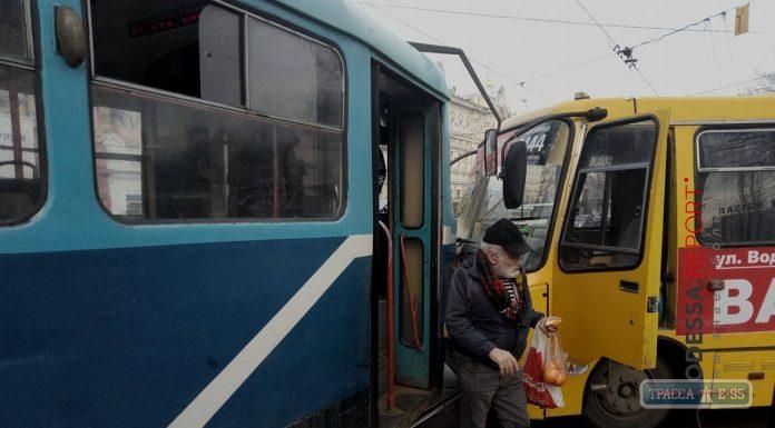 Трамвай помял переполненную маршрутку в Одессе (фото)