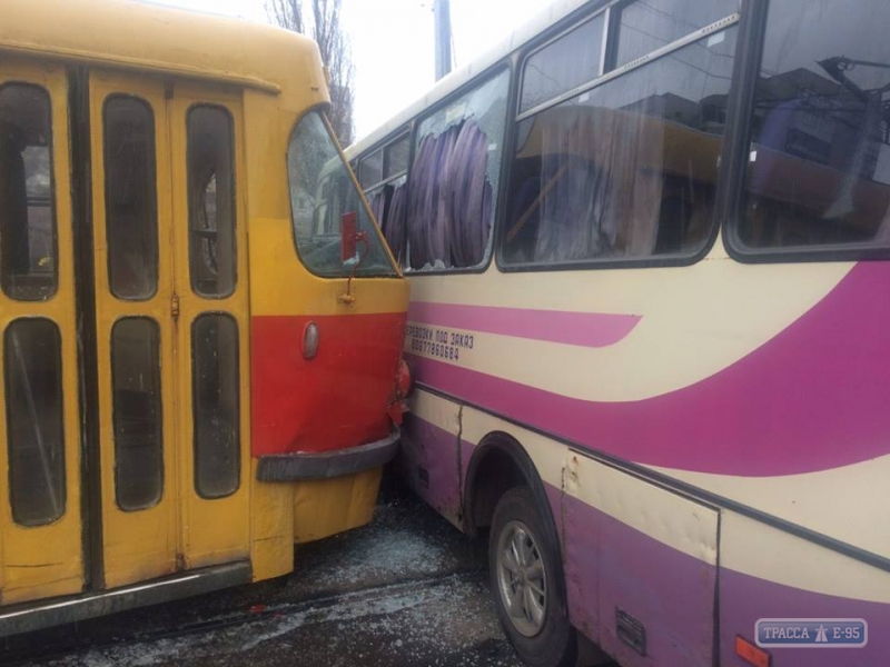 Трамвай врезался в автобус в Одессе (фото)