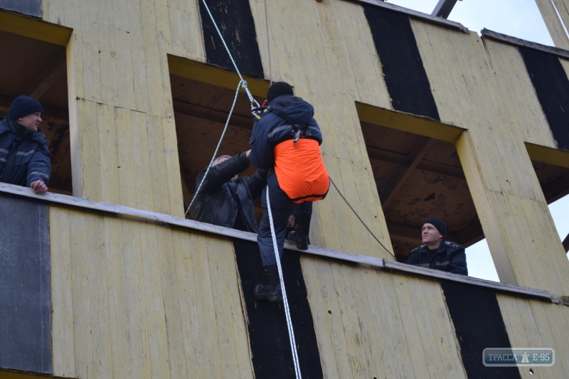 Одесские спасатели испробовали новый метод эвакуации людей из многоэтажек