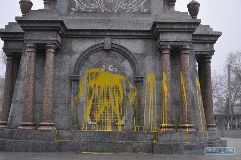 Неизвестные залили краской памятник Болгарским ополченцам в Болграде