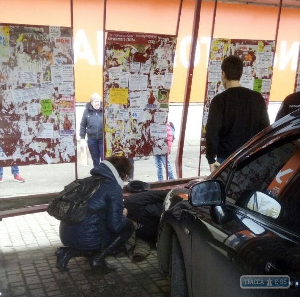 Автомобиль врезался в остановку в Одессе: один человек в больнице (фото)