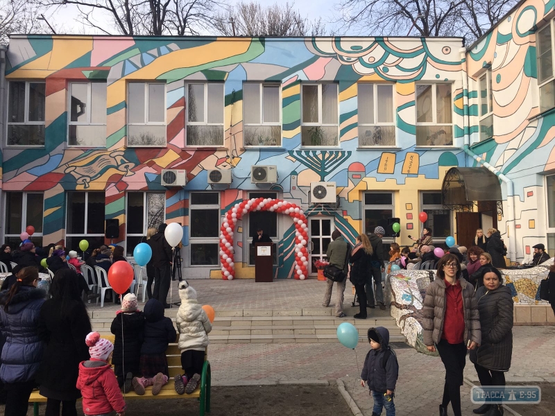 Одесские художники украсили фасад детского сада оригинальными рисунками