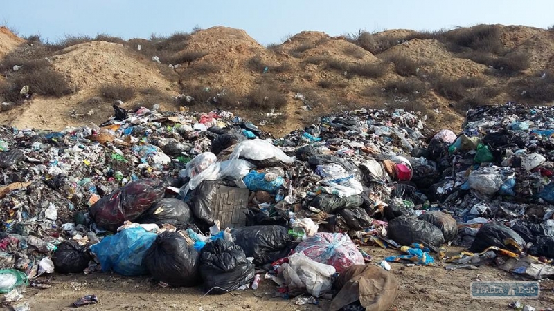 Фуры из Львовской области тайно выгрузили тонны мусора в селе Белгород-Днестровского района