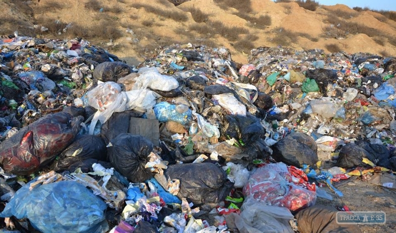 Полиция расследует несанкционированный сброс львовского мусора в Белгород-Днестровском районе